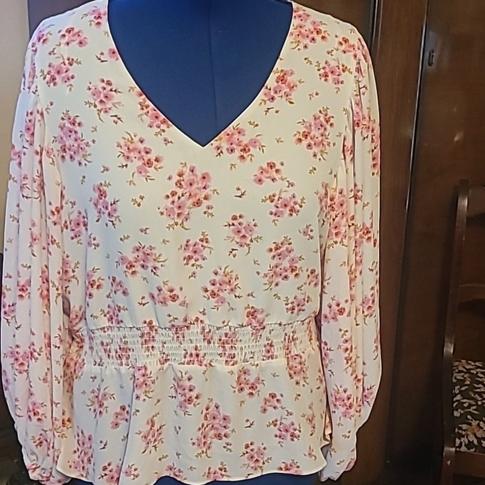 Vince Camuto Romantic Bloom Smocked Peplum Blouse EC. (#1379) Sz. XL. Beautifu